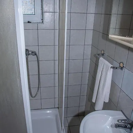 Bellavista 3* باغ